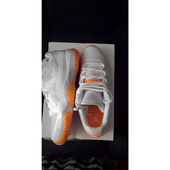 Women's Air Jordan 11 Retro Low's - Picture 3 of 5